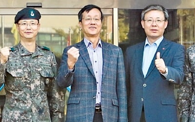 LG이노텍 '1사1병영' 제2기갑여단에 위문품 전달