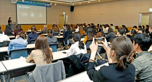 전국경제인연합회와 주한미국상공회의소가 17일 서울 여의도 전경련회관에서 ‘2018 글로벌기업 청년 취업설명회’를 열었다. 행사에 참석한 구직자들이 외국계 기업 채용담당자의 취업강의를 듣고 있다.   /신경훈 기자 khshin@hankyung.com 