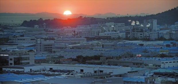 경기 시흥시 한국산업기술대에서 지난 12일 저녁 바라본 시화·반월산업단지. 야근을 위해 불을 켠 공장이 드물다.  /허문찬 기자 sweat@hankyung.com
 