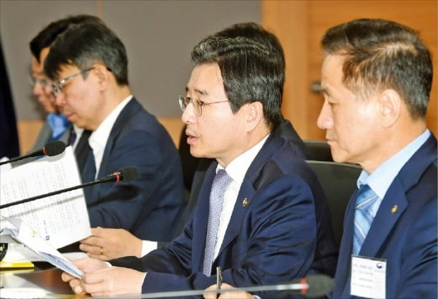 김용범 금융위원회 부위원장(오른쪽 두 번째)이 18일 정부서울청사에서 열린 가계부채관리 점검회의에서 총체적상환능력비율(DSR) 관리지표 도입 방안을 설명하고 있다. /허문찬  기자 sweat@hankyung.com 