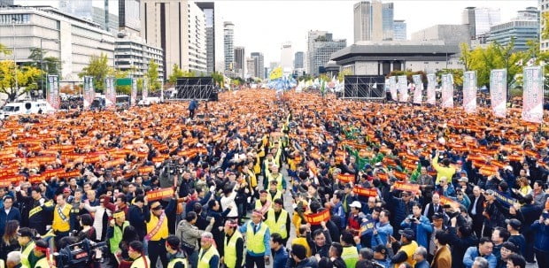 카카오의 카풀서비스에 반대하는 전국 택시산업 종사자들이 18일 서울 세종로 광화문광장에서 ‘택시 생존권 사수 결의대회’를 열고 “불법 카풀 중단하라”는 구호를 외치고 있다. /허문찬 기자 sweat@hankyung.com