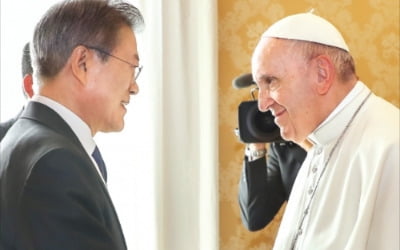문 대통령 "교황의 지지 큰 도움"…교황 "한반도 평화 위해 기도하겠다"