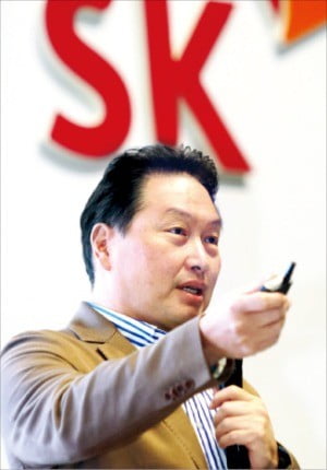 최태원 SK그룹 회장이 19일 제주 디아넥스호텔에서 열린 ‘CEO세미나’에서 비즈니스 모델을 혁신하는 방안에 대해 설명하고 있다.  /SK그룹  제공 