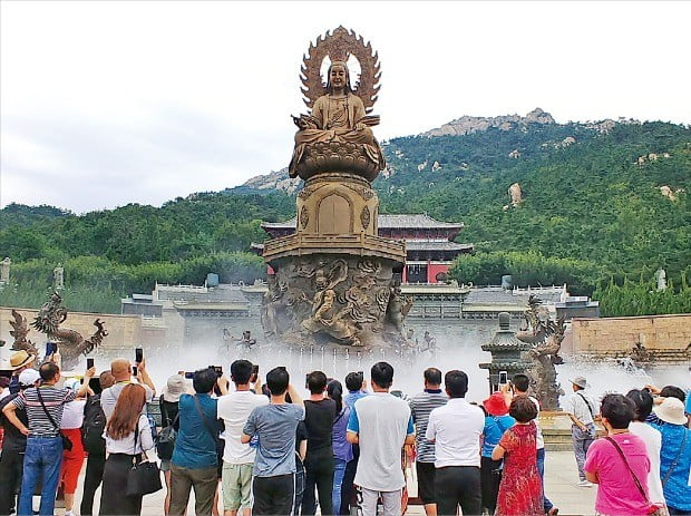 장보고 유적지인 석도적산 법화원 전경. 