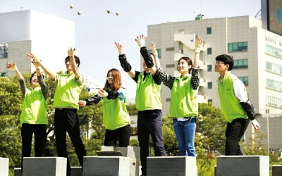 LS산전, 장마철 앞두고 도심하천 쓰레기 수거