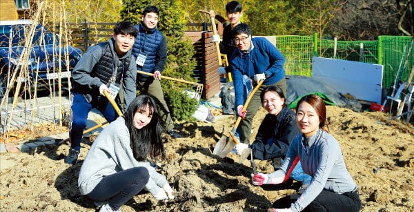 현대중공업그룹 신입 사원들이 울산 동구에 있는 복지시설 울산참사랑의집을 방문해 봉사활동을 하고 있다.     