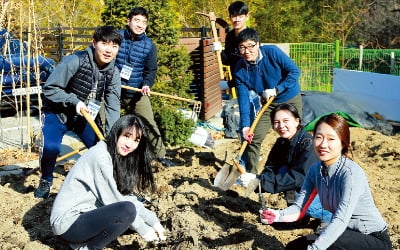 현대중공업, 홍수 피해 입은 인도에 굴삭기 급파