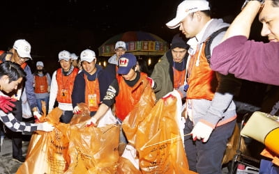 한화그룹, 태양광 가로등·연탄 기부…매달 릴레이 봉사