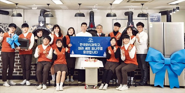 삼성전자는 ‘스마트 스쿨’ 지원학교로 선정된 한국외식과학고등학교 학생들에게 냉장고와 인덕션, 전자레인지 등 주방 가전제품을 기증했다.  