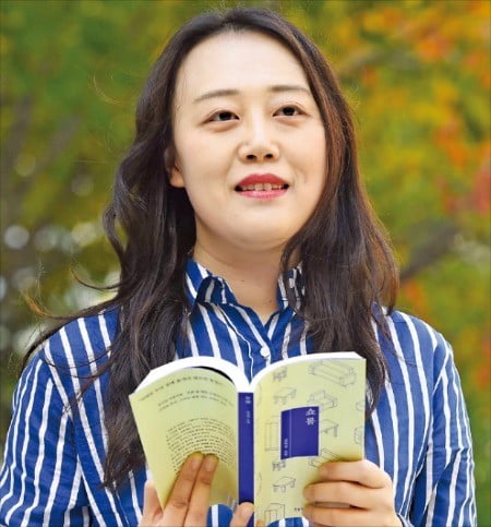 소설가 김의경 씨가 22일 한국경제신문과의 인터뷰에서 자신의 신간 단편소설집 《쇼룸》에 대해 설명하고 있다.   /김범준 기자bjk07@hankyung.com 