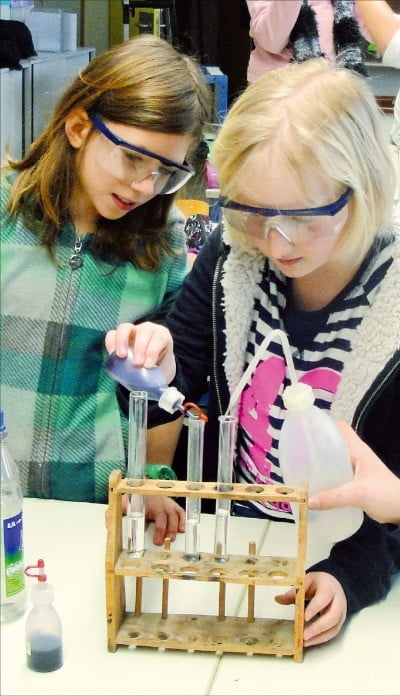 독일 뮌헨공대가 지역 고등학생 영재를 대상으로 개설한 화학 수업에 참가한 학생들이 실험을 하고 있다.  /뮌헨공대  제공