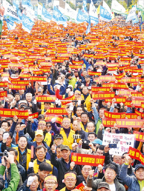 카카오의 카풀 서비스에 반대하는 전국 택시 산업 종사자들이 18일 서울 광화문광장에서 열린 ‘택시 생존권 사수 결의대회’에서 구호를 외치고 있다.  