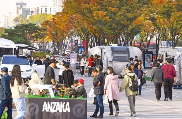 ‘여행페스타 2018’이 개막한 25일 서울 삼성동 코엑스 동측광장에 마련된 캠핑카 전시장에서 시민들이 각종 테마로 꾸며진 캠핑카를 둘러보고 있다.  /신경훈 기자 khshin@hankyung.com