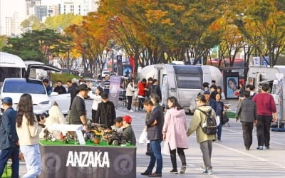 도심 한가운데 텐트·캠핑카…"당장이라도 떠나고 싶어요"