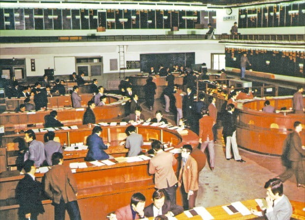 1971년 명동 증권거래소 당시 말굽형 포스트에서 이뤄진 주식 매매 장면.   /한국거래소 제공 