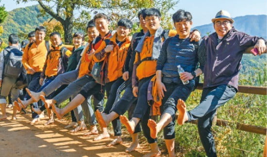 계족산 황톳길을 만든 
조웅래 맥키스컴퍼니 회장(오른쪽)과 
직원들 