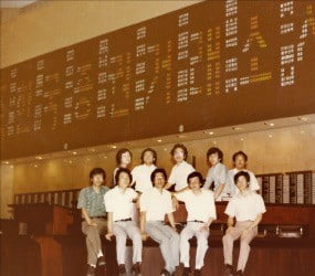 1979년 한국증권전산(코스콤) 직원들이 여의도 증권거래소 전자시세게시판을 테스트하면서 기념사진을 찍고 있다. /코스콤 제공
 