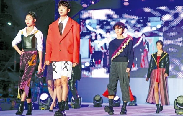패션 모델들이 지난달 13일 서울광장에서 열린 ‘2018 상상패션런웨이’에서 디자이너와 서울 창신동 봉제장인들이 만든 옷을 입고 런웨이를 걷고 있다.  /한경DB