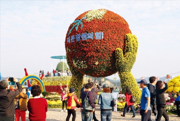 ‘마산가고파국화축제’ 행사장에 마련된 대형 국화조형물. 