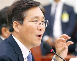 성윤모 산업부 장관 "車산업 위기 엄중히 인식…조만간 부품업체 대책 발표"