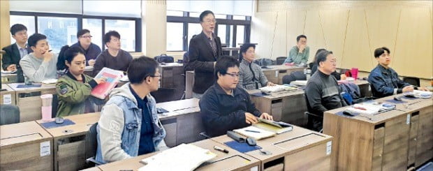 이기환 한국해양대 해양금융대학원장(가운데)이 30일 대학원 강의실에서 학생들에게 해양금융론을 강의하고 있다.  /김태현 기자 