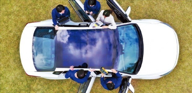 현대·기아자동차 연구원들이 실리콘형 솔라루프가 장착된 자동차를 테스트하고 있다. /현대자동차 제공 