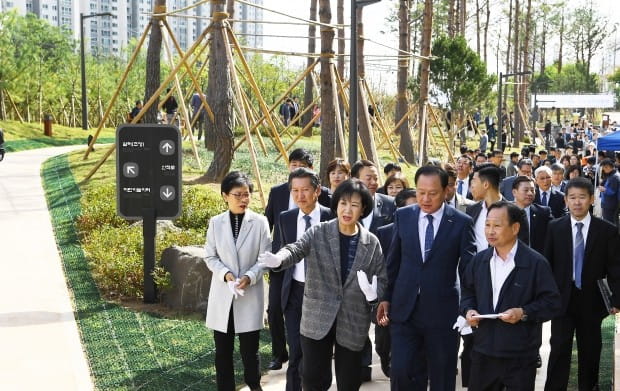 마포구 경의선 선형의 숲 2단계 구간 개장