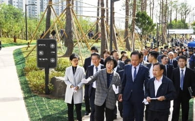 마포구 경의선 선형의 숲 2단계 구간 개장