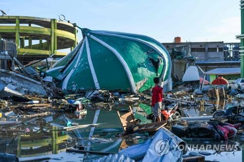 인니 강진 구조작업 난항… 인프라 열악에 시장까지 사망