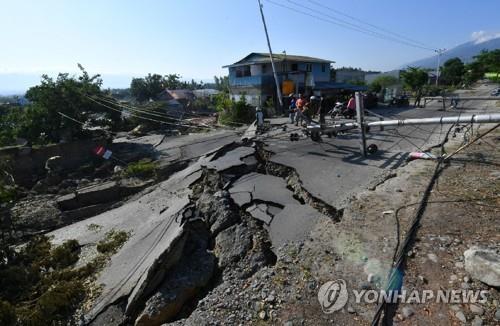 '지진·쓰나미 강타' 인니 주민 탈출 러시… 굶주림속 약탈까지