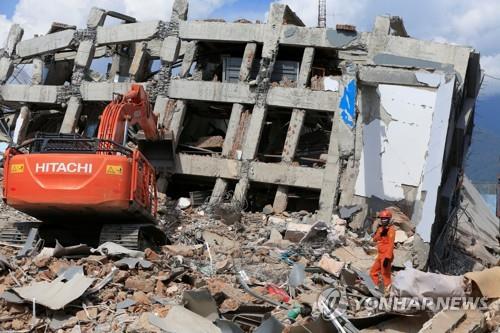 "우리 아들 어디 있을까요"…인니 강진현장 찾은 애끓는 모정