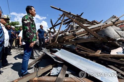 "우리 아들 어디 있을까요"…인니 강진현장 찾은 애끓는 모정