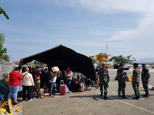 "비행기도, 차량 연료도 없어"…인니 강진 피난민들 발만 동동