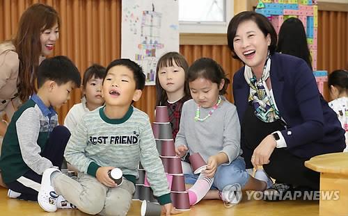 유은혜, 유치원 방과후 영어교육 이어 "초 1∼2도 허용 필요"