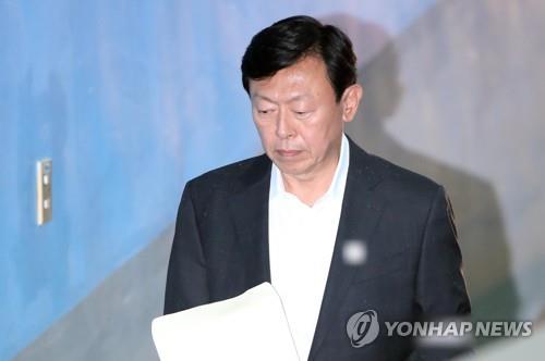 '8개월 옥살이' 신동빈, 투명경영 강화하고 사회공헌 늘릴 듯