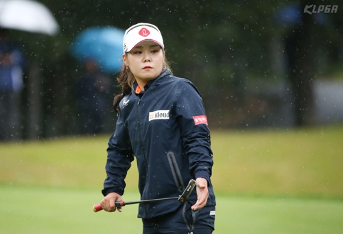 여자골프 이소영, 4승 앞으로…하이트진로챔피언십 선두