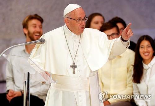 프란치스코 교황, 보행 도중 넘어져…"건강엔 이상 없어"