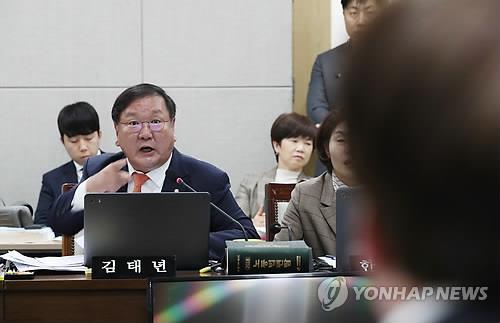 [국감현장] 노동부 국감 소득주도성장 '설전'…고성 오가기도