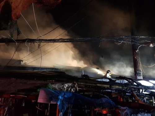 대구 번개시장 점포·노점에 화재…1명 연기 흡입