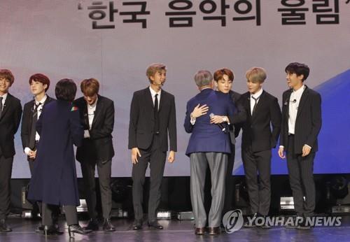 '한불 우정콘서트'에 BTS 떴다…문대통령, 멤버들 포옹하며 격려