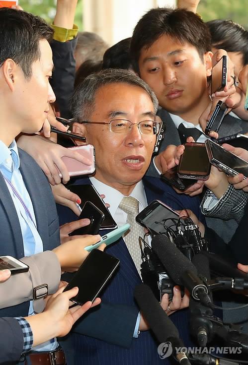 '사법농단 핵심' 임종헌 9시간만에 검찰 재출석…질문엔 '침묵'
