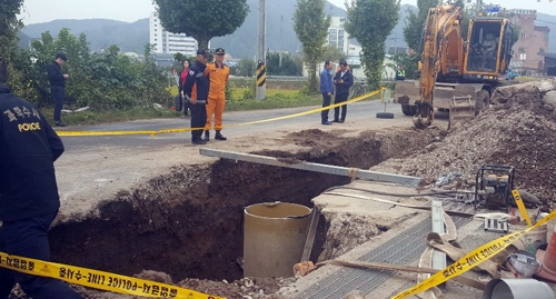 의령 상수도관 터파기 공사 중 흙더미 '와르르'…1명 숨져