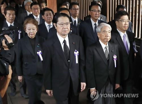 외교부, 日아베 야스쿠니 공물료 납부에 "진지한 반성 촉구"