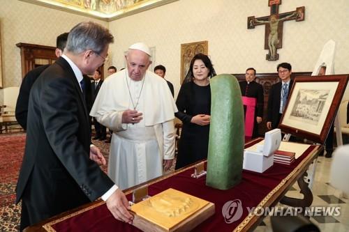 문대통령 "교황은 인류 스승"…교황 "대통령과 평화 위해 기도"