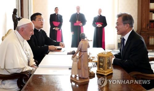 문대통령 "교황은 인류 스승"…교황 "대통령과 평화 위해 기도"