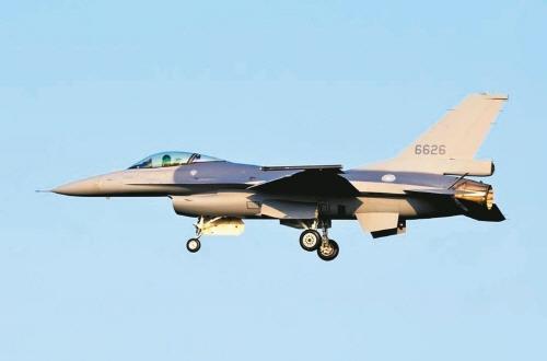 대만 언론 "공군 F-16V 전투기, 중국 젠-20에 대적 가능"