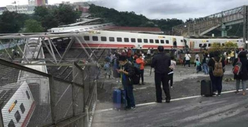 대만서 최악의 열차 사고…18명 사망·최대 160여명 부상