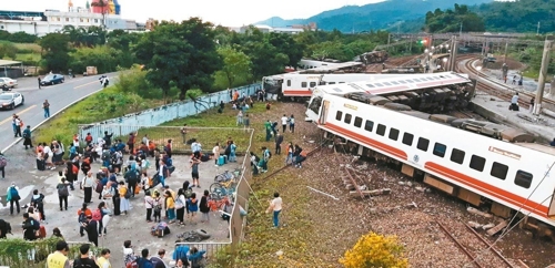 대만 철도참사 밤샘수색 완료…사상자 205명 잠정 집계