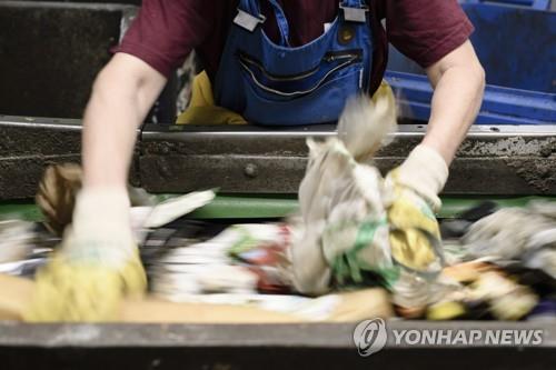 미세플라스틱 인체유입 첫 확인…사람 대변서 발견