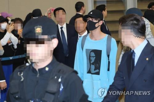 방탄소년단, 52일만에 귀국…팬 환호성 속 금의환향